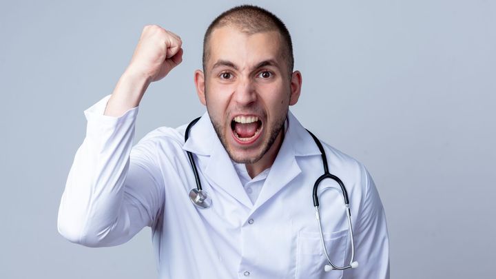 "Táhněte do pr****!" křičela gynekoložka. Nově za to bude hrozit milionová pokuta