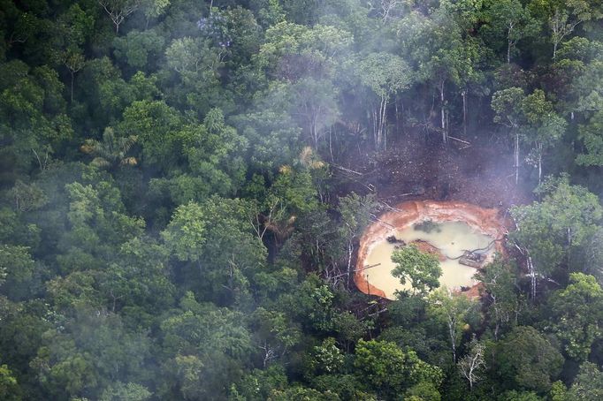 An aerial view shows an illegal mine in the jungle,south of Venezuela, November 17, 2012. In the triangle that connects Venezuela, Brazil and Guyana a huge number of illegal gold and diamonds prospectors or garimpeiros dream of changing their lives overnight by finding a huge bonanza. Picture taken November 17, 2012. REUTERS/Jorge Silva (VENEZUELA - Tags: BUSINESS SOCIETY COMMODITIES TPX IMAGES OF THE DAY) ATTENTION EDITORS: PICTURE 1 OF 20 FOR PACKAGE 'DIAMONDS IN THE JUNGLE'. TO FIND ALL IMAGES SEARCH 'DIAMONDS PROSPECTORS' Published: Pro. 3, 2012, 10 dop.