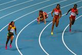 Velká favoritka finále ženského sprintu na 200 metrů Allyson Felixová...