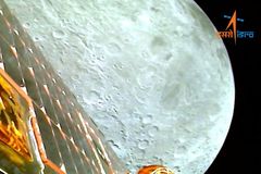 Indický modul objevuje záhadný jižní pól Měsíce. Lidem má pomoci ještě dál do vesmíru