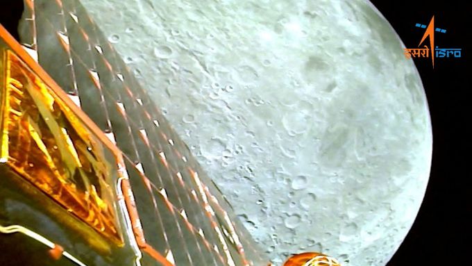 Pohled na Měsíc ze sondy Čandrájan-3