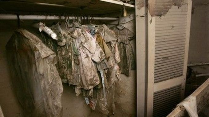 Jako by se za rok nic nezměnilo. Dětské oblečení ve skříni jednoho z hurikánem zasažených domů v New Orleans.