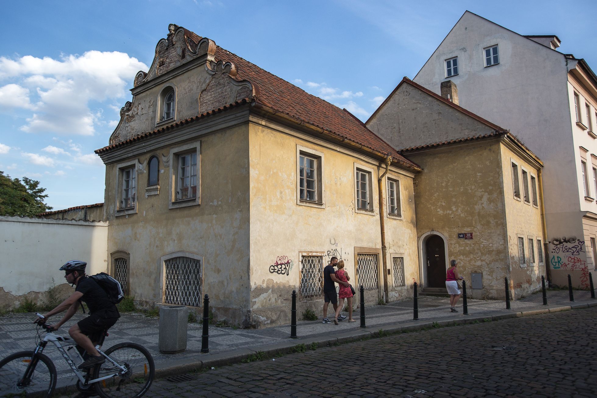 Prázdné domy v okolí Pražského hradu