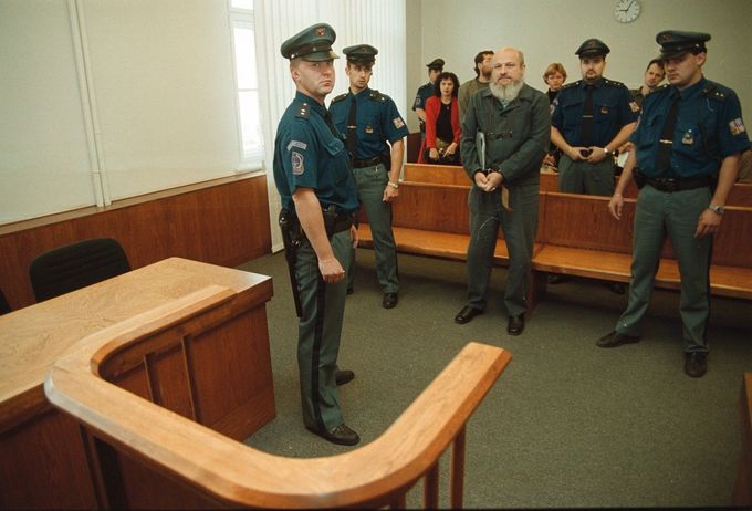 Ivan Roubal zachycený při soudním líčení v roce 1999 v Praze, kde čelil obžalobě z několika vražd.