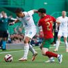Ondřej Lingr a Diogo Jota v zápase Ligy národů Portugalsko - Česko