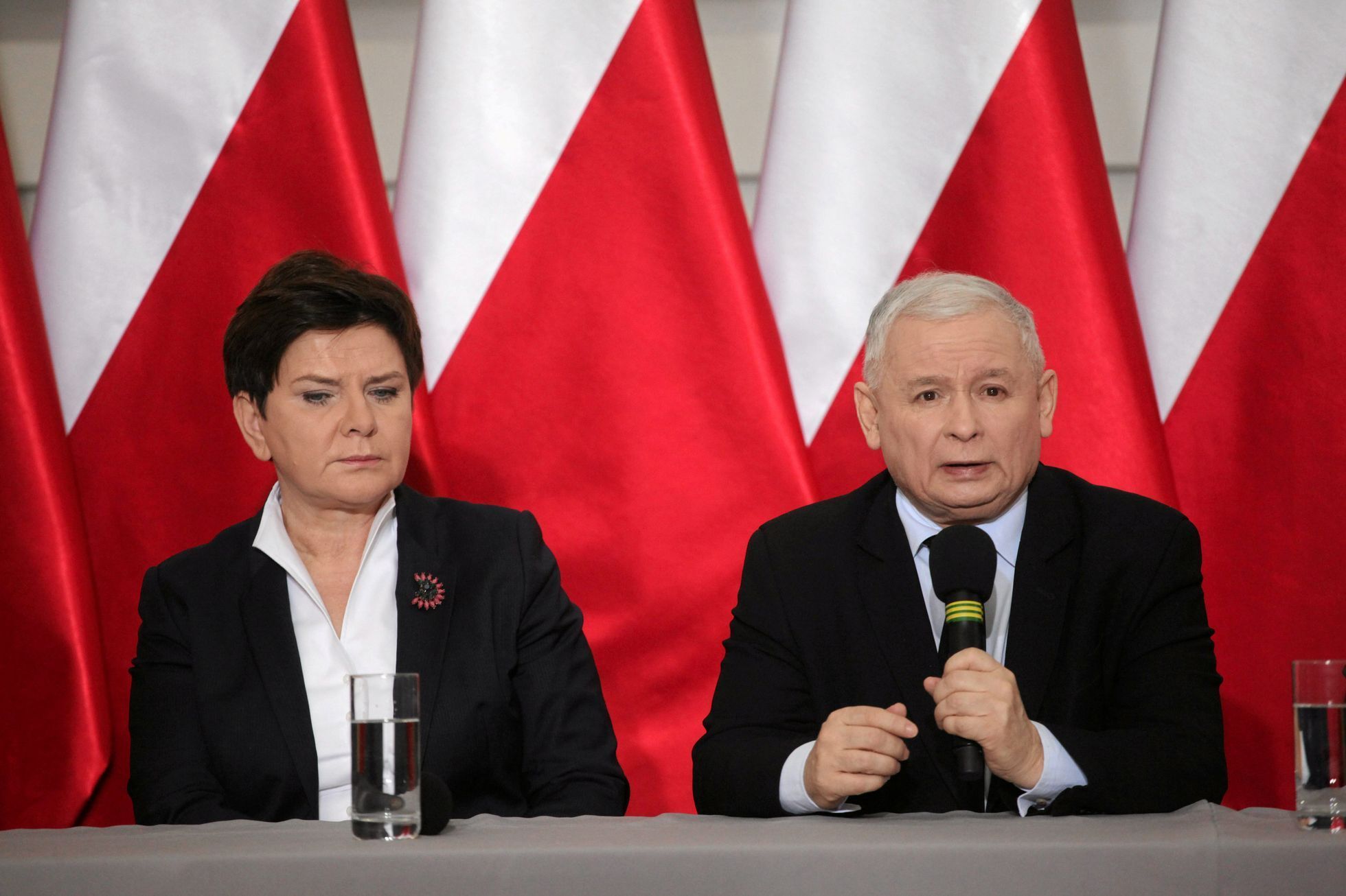 Polsko - předseda strany Právo a Spravedlnost Jaroslaw Kaczynski a premiérka Beata Szydlová