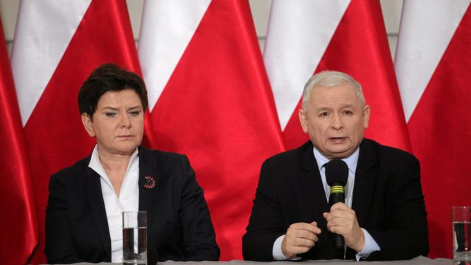 Polsko – předseda strany Právo a Spravedlnost Jaroslaw Kaczynski a premiérka Beata Szydlová.