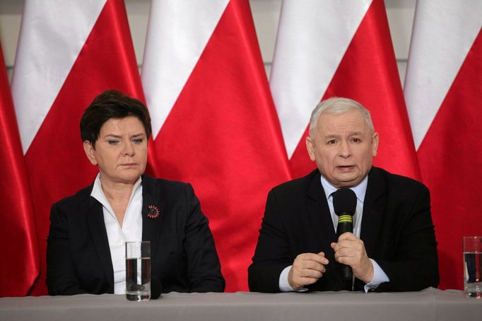 Polská premiérka Beata Szydlová a předseda strany Právo a spravedlnost Jaroslaw Kaczynski.