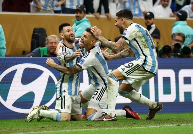 Jejich účesy se už přenesly z trávníku do tribun, myslí si kadeřník Jakub Hájek. Argentinci slaví gól na fotbalovém MS 2022.