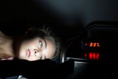 Poruchy spánku po covidu přetrvávají měsíce i roky, častá je nespavost i noční můry