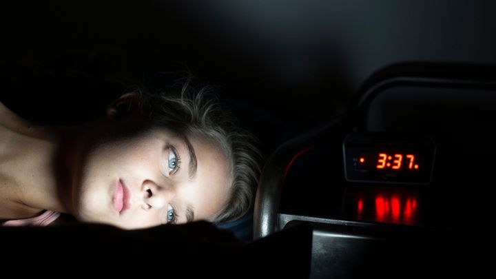 Pokud trpíte nespavostí tři měsíce a déle, začněte s psychoterapií, radí lékařka