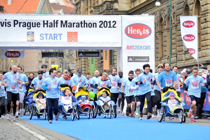 Scott Keel a Petr Oliva s dětmi-vozíčkáři na startu pražského půlmaratonu