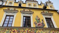 Bohatě zdobený Dům pod madonou, dostal jméno podle reliéfu madony, která drží dítě a stojí na drakovi – symbolu zla.