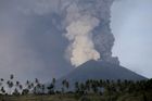 Foto: Utečeme, až sopka vybuchne. Lidé na Bali odmítají odejít, před popelem se chrání rouškami
