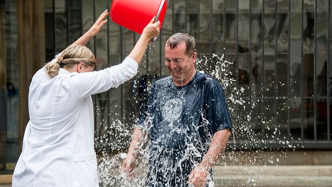 Rektor Univerzity Karlovy prof. Tomáš Zima se zapojil do The ALS Ice Bucket Challenge (tzv. „kbelíkové výzvy“) na podporu nemocných trpících amyotrofickou laterální sklerózou (ALS).