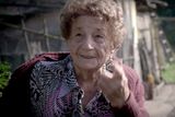 Marie Kašková (101 let), kadeřnice. "Já jsem ráda, dokud mi to ještě myslí. Ještě třeba vím, jak se jmenuju. Zaplaťpánbůh. To je hrozný, že jo? Nechtějte být stovkou!“ směje se.