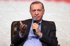 O tureckém prezidentovi nejspíš rozhodne až druhé kolo. Erdogan spadl pod 50 procent