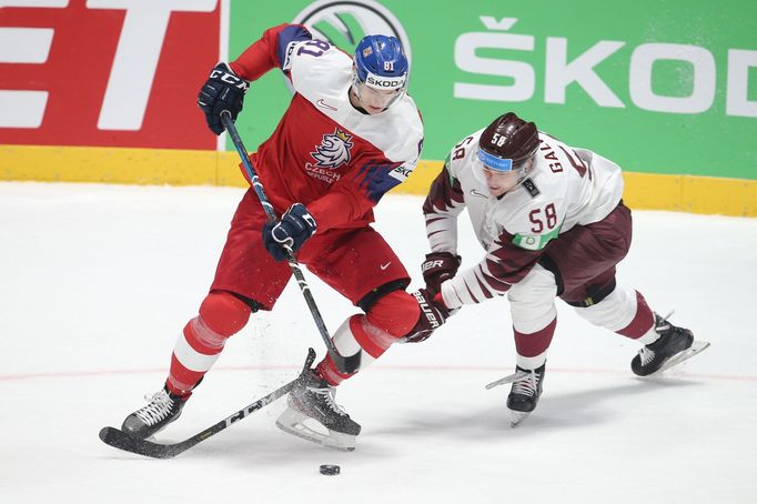 Dominik Kubalík a Guntis Galvis v zápase Česko - Lotyšsko na MS 2019