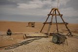 Primitivní těžba pyritu poblíž města Čojr v poušti Gobi je zatím jedním z mála způsobů jak zde vydělat nějaké peníze.