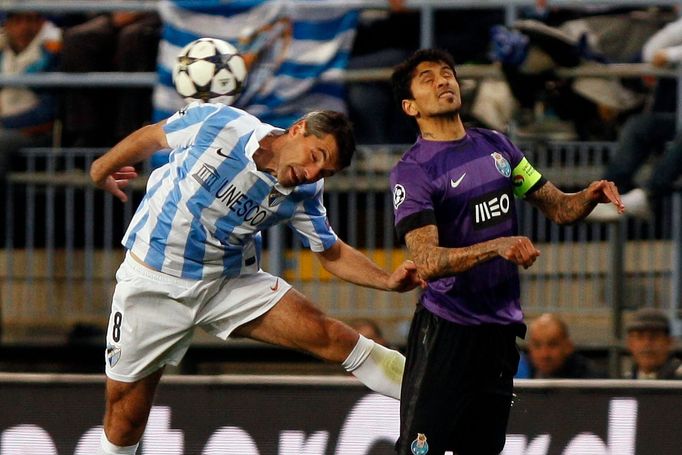 Fotbal, Liga mistrů, Málaga - Porto: Jeremy Toulalan - Lucho Gonzalez