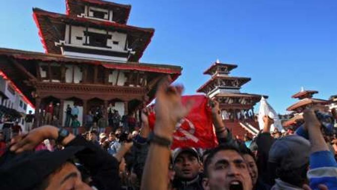 V Nepálu soupeří vládní síly, politické strany a maoisté. Jejich představy o budoucnosti země se podstatně liší.