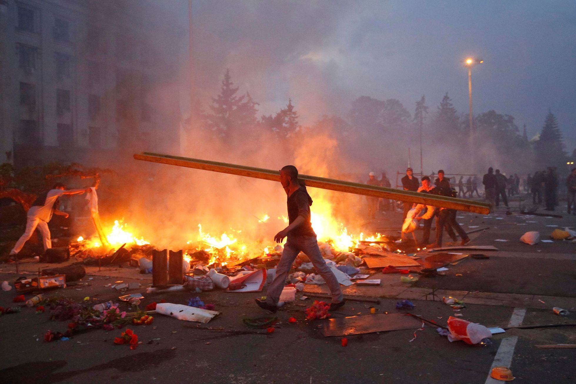 Požár stanového městečka proruských aktivistů v Oděse.