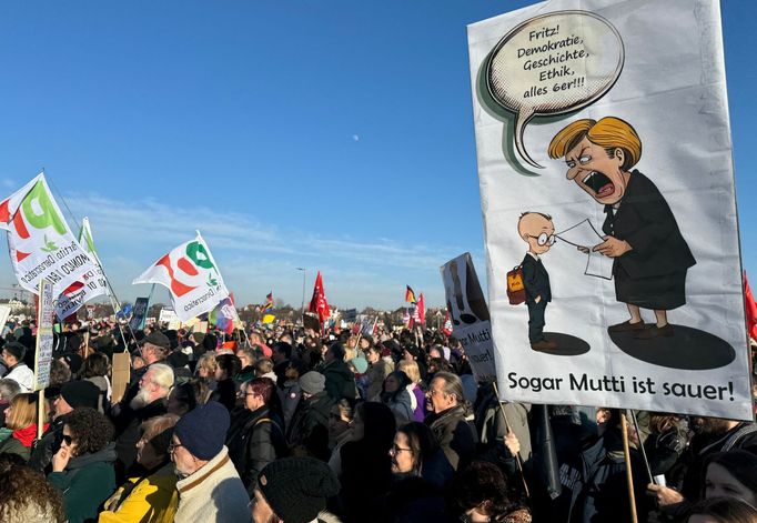 Více než čtvrt milionu Němců protestovalo proti spolupráci demokratických politiků se stranou AfD, která je označovaná za pravicově populistickou až krajně pravicovou.