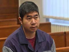 Před Vrchním soudem v Olomouci stanul Hoang Anh Vu, který v roce 2021 ve vězeňské nemocnici zaútočil nůžkami na Davida Ratha.