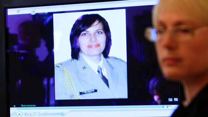 Mluví ministerstva vnitra Marina Ostapenková ukazuje na tiskové konferenci novinářům snímek české diplomatky, vojenské atašé, která byla vyhoštěna pro údajnou spionář.