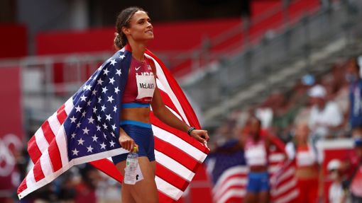 Americká běžkyně Sydney McLaughlinová ovládla v Tokiu olympijský závod na 400 metrů překážek v novém světovém rekordu.