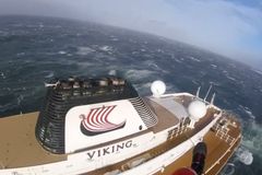 Pasažéři z porouchané výletní lodi Viking Sky žádají odškodné deset milionů dolarů