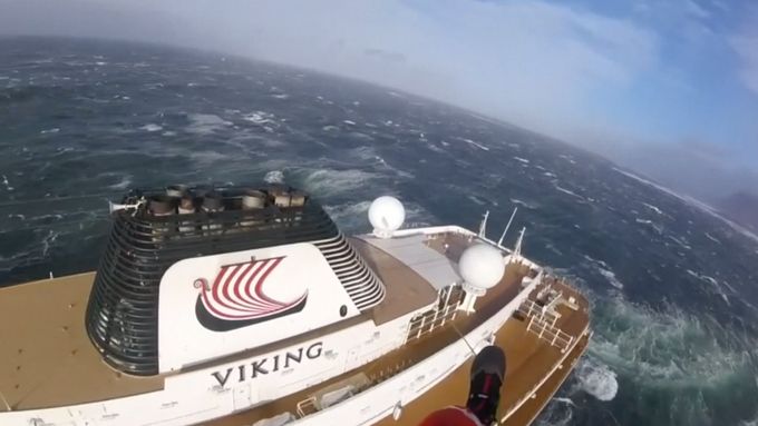 Kamera umístěná na helmě záchranáře natočila evakuaci pasažérů z výletní lodi Viking Sky u západního pobřeží Norska.