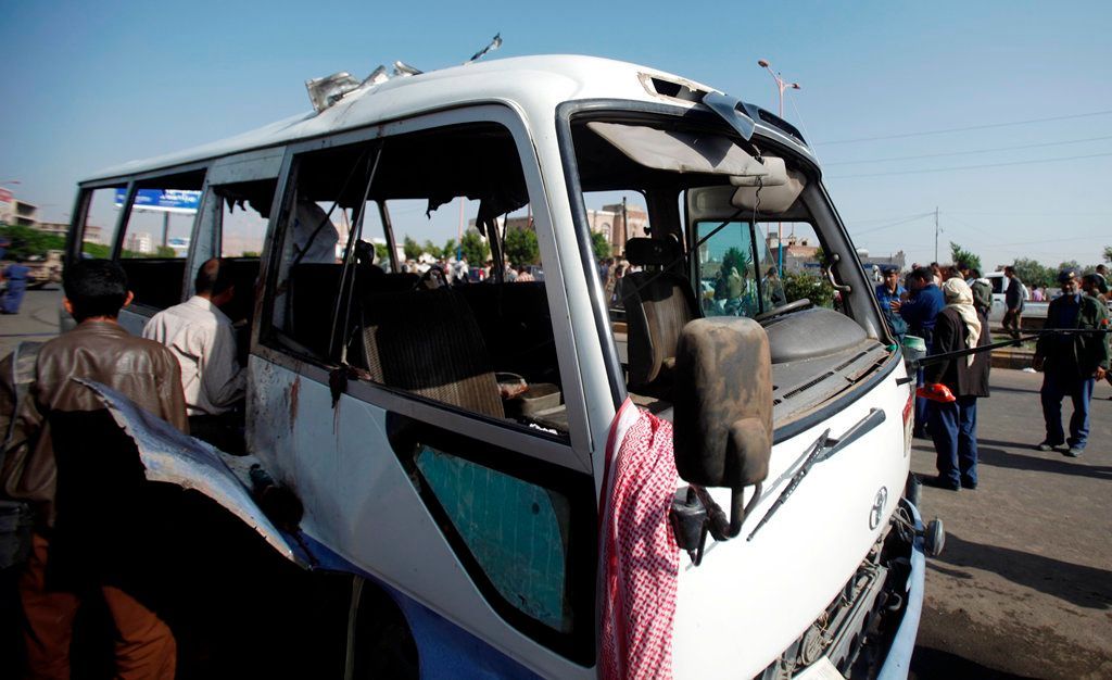 Jemen - výbuch autobusu