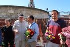 Pavel Litvinov (vlevo s manželkou Julií) dorazil na Rudé náměstí v sobotu 25. srpna 2018 mezi prvními. Bývalý sovětský disident patří k posledním třem žijícím pamětníkům 50 let starého protestu. Na snímku se zástupci českého Ústavu pro studium totalitních režimů.