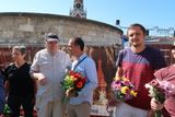 Pavel Litvinov (vlevo s manželkou Julií) dorazil na Rudé náměstí v sobotu 25. srpna 2018 mezi prvními. Bývalý sovětský disident patří k posledním třem žijícím pamětníkům 50 let starého protestu. Na snímku se zástupci českého Ústavu pro studium totalitních režimů.