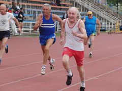 79letý sprinter běhá bez ohledu na zdraví - v horečkách i po kapačkách.