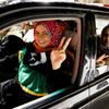 Libye - ženy účastnící se oslav na Zeleném náměstí v Tripolisu po dobytí Báb-al-Azízíje