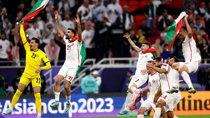 Radost jordánských fotbalistů po postupu do finále Asijského poháru.