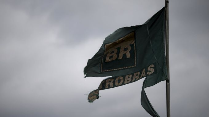 Státní energetickou společností Petrobras otřásají korupční skandály.