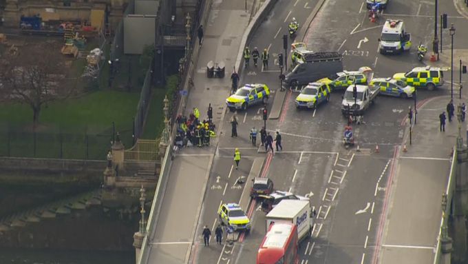 Útočník před britským parlamentem najel do lidí, pobodal policistu. Záběry z vrtulníku po útoku.