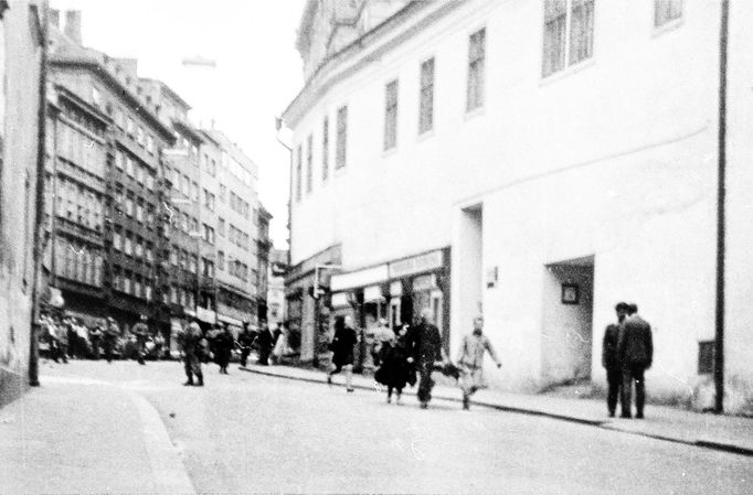 Fotoreprodukce dobového policejního vyšetřovacího spisu k srpnovým událostem v roce 1969.