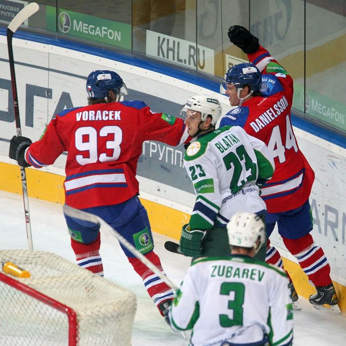 Jakub Voráček (93) a Nicklas Danielsson (44) se hned v prvním společném zápase výborně sehráli.