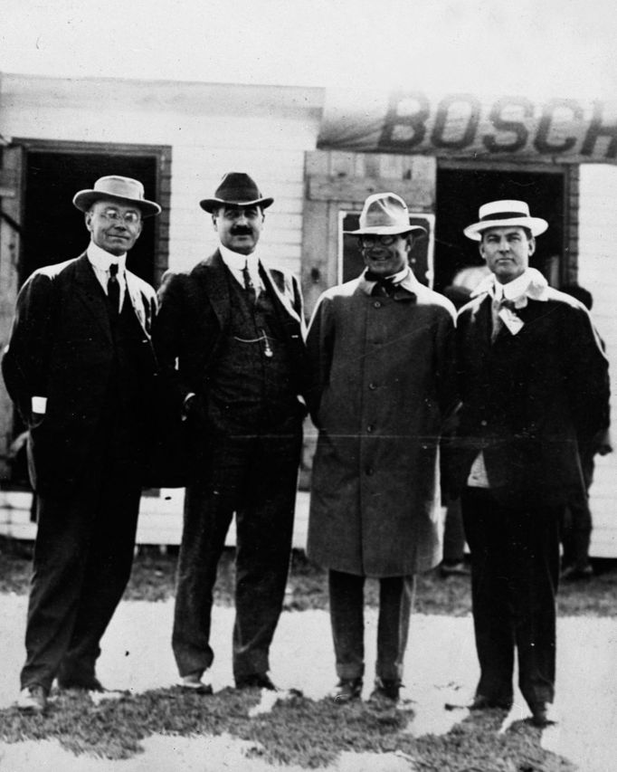 Indy 500 1911: zakladatelé Arthur Newby, Frank Wheeler, Carl Fisher a James Allison