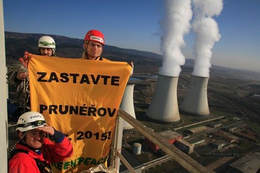 Ekologové protestují na komíně elektrárny Prunéřov