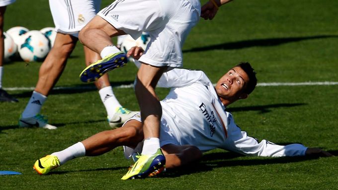 Podívejte se na záznam z tréninku Realu Madrid, kde dvěma nevybíravými skluzy Cristiano Ronaldo atakoval Garetha Balea.