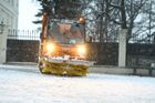 V Rokytnici nad Jizerou srazil seniora sněžný pluh, muž zemřel