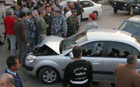 Policie v Bejrútu obhlíží rozstřílené auto, ve kterém jel ministr Pierre Džamáíl