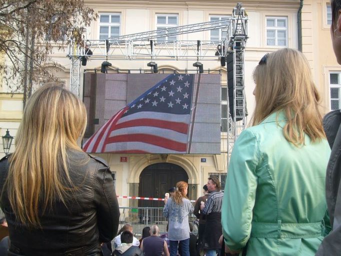 Ti ostatní se museli spokojit s obřími obrazovakami