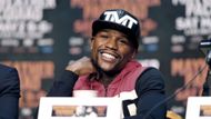 Americký boxer Floyd Mayweather je podle Forbesu nejlépe vydělávajícím sportovcem planety. Za uplynulý rok vydělal rekordních 300 milionů dolarů (7,25 miliardy korun), téměř trojnásobek částky, která mu zajistila prvenství loni.