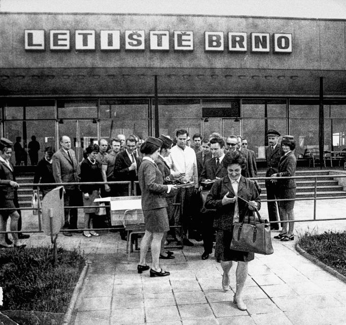 Lidé před odbavovací halou letiště. Archivní fotografie z historie letiště Brno - Tuřany. 70. léta